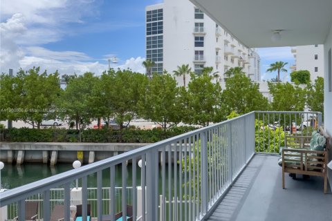 Condominio en alquiler en Miami Beach, Florida, 1 dormitorio, 65.59 m2 № 1951964 - foto 1