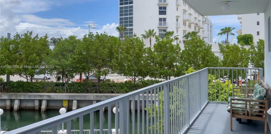Condominio en Miami Beach, Florida, 1 dormitorio  № 1951964