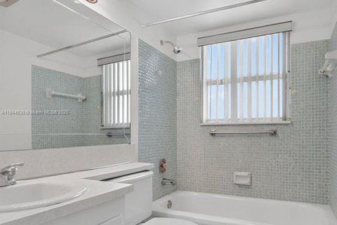 Copropriété à vendre à Deerfield Beach, Floride: 2 chambres, 76.18 m2 № 1846146 - photo 14