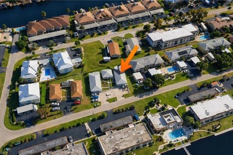 Propiedad comercial en Cape Coral, Florida 9 dormitorios, 393.91 m2 № 2103917