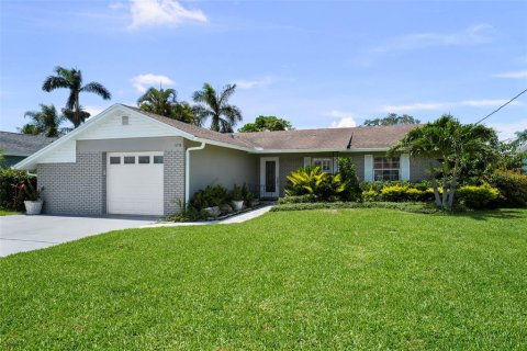 House in Tampa, Florida 3 bedrooms, 202.43 sq.m. № 1796006 - photo 1