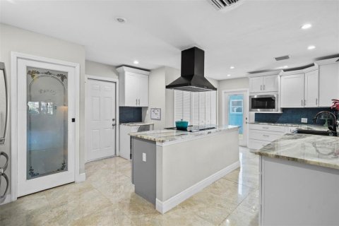 House in Tampa, Florida 3 bedrooms, 202.43 sq.m. № 1796006 - photo 9
