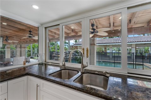 House in Miami, Florida 4 bedrooms, 276.94 sq.m. № 1699755 - photo 14