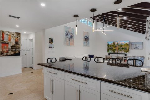 House in Miami, Florida 4 bedrooms, 276.94 sq.m. № 1699755 - photo 15