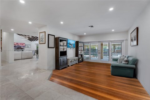 House in Miami, Florida 4 bedrooms, 276.94 sq.m. № 1699755 - photo 5
