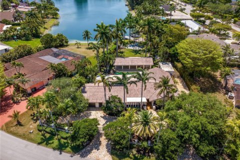House in Miami, Florida 4 bedrooms, 276.94 sq.m. № 1699755 - photo 1