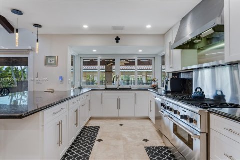 House in Miami, Florida 4 bedrooms, 276.94 sq.m. № 1699755 - photo 13