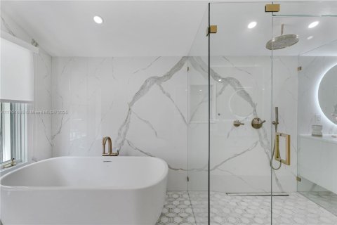 House in Miami, Florida 4 bedrooms, 276.94 sq.m. № 1699755 - photo 24
