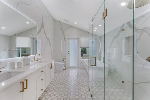 House in Miami, Florida 4 bedrooms, 276.94 sq.m. № 1699755 - photo 27
