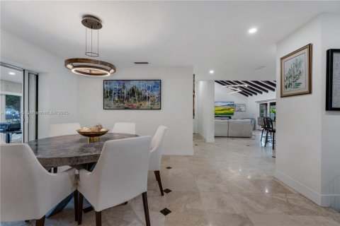 House in Miami, Florida 4 bedrooms, 276.94 sq.m. № 1699755 - photo 7