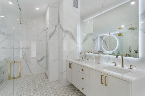 House in Miami, Florida 4 bedrooms, 276.94 sq.m. № 1699755 - photo 25