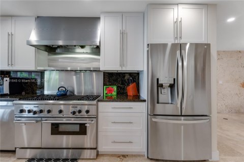 House in Miami, Florida 4 bedrooms, 276.94 sq.m. № 1699755 - photo 17