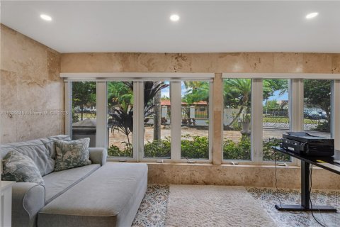 House in Miami, Florida 4 bedrooms, 276.94 sq.m. № 1699755 - photo 19