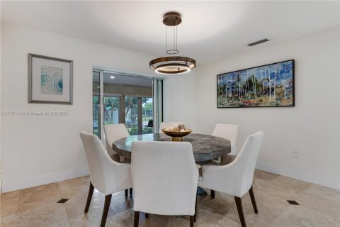 House in Miami, Florida 4 bedrooms, 276.94 sq.m. № 1699755 - photo 8