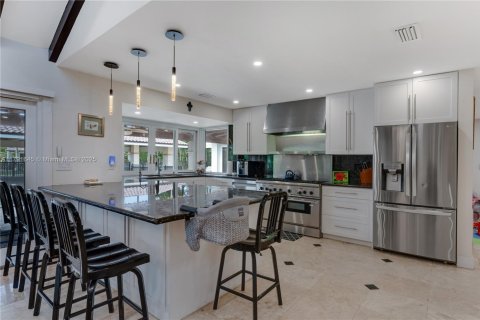 House in Miami, Florida 4 bedrooms, 276.94 sq.m. № 1699755 - photo 12