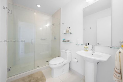 Condominio en venta en Miami, Florida, 3 dormitorios, 158.68 m2 № 1779545 - foto 11