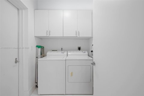 Condominio en venta en Miami, Florida, 3 dormitorios, 158.68 m2 № 1779545 - foto 12