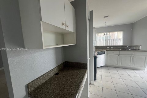 House in Cutler Bay, Florida 3 bedrooms, 130.25 sq.m. № 2080562 - photo 10