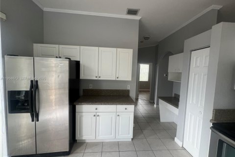 House in Cutler Bay, Florida 3 bedrooms, 130.25 sq.m. № 2080562 - photo 9