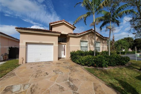House in Cutler Bay, Florida 3 bedrooms, 130.25 sq.m. № 2080562