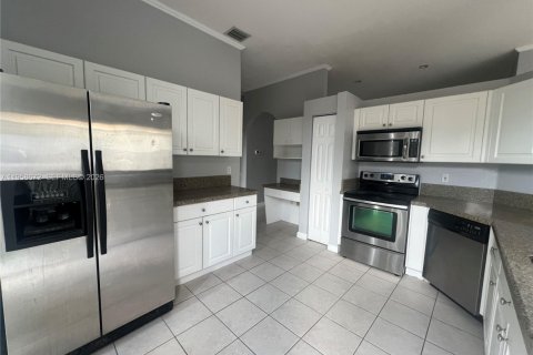 House in Cutler Bay, Florida 3 bedrooms, 130.25 sq.m. № 2080562 - photo 8