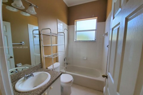 House in Cutler Bay, Florida 3 bedrooms, 130.25 sq.m. № 2080562 - photo 25