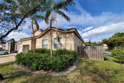 House in Cutler Bay, Florida 3 bedrooms, 130.25 sq.m. № 2080562 - photo 2