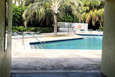 House in Cutler Bay, Florida 3 bedrooms, 130.25 sq.m. № 2080562 - photo 5