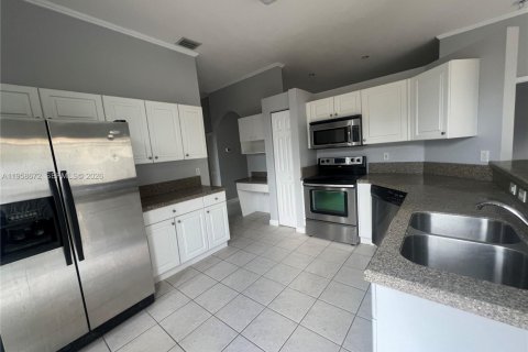 House in Cutler Bay, Florida 3 bedrooms, 130.25 sq.m. № 2080562 - photo 11