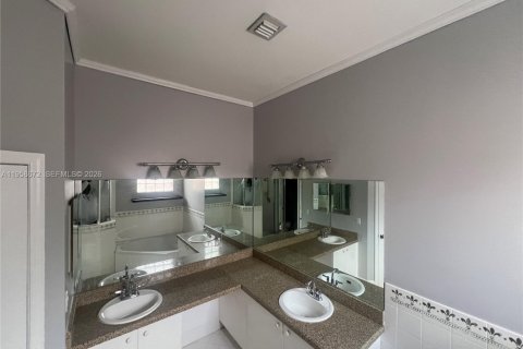 House in Cutler Bay, Florida 3 bedrooms, 130.25 sq.m. № 2080562 - photo 26