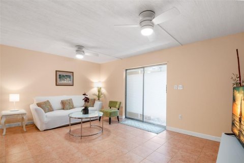 Condo in Riverview, Florida, 2 bedrooms  № 1910644 - photo 4