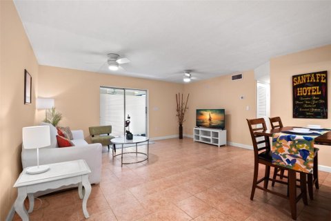 Condo in Riverview, Florida, 2 bedrooms  № 1910644 - photo 10