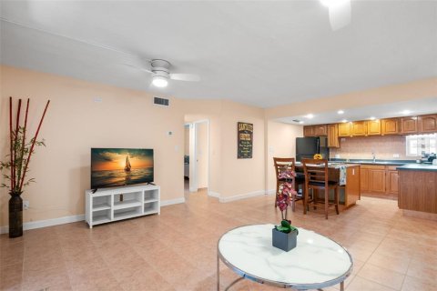 Condo in Riverview, Florida, 2 bedrooms  № 1910644 - photo 2