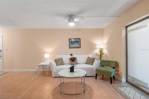 Condo in Riverview, Florida, 2 bedrooms  № 1910644 - photo 6