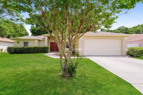 House in Lakeland, Florida 3 bedrooms, 134.62 sq.m. № 1334649 - photo 1
