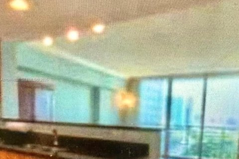 Condo in Miami, Florida, 1 bedroom  № 2003443 - photo 6