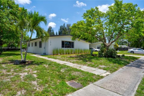 Casa en venta en Fort Lauderdale, Florida, 3 dormitorios, 102.56 m2 № 1850373 - foto 1
