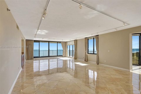 Condo in Hutchinson Island South, Florida, 3 bedrooms  № 1875342 - photo 25