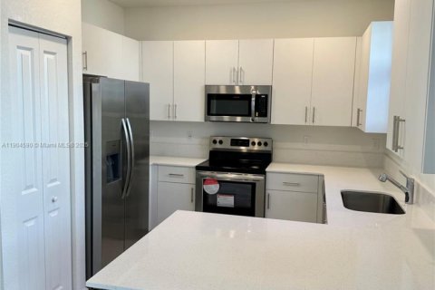 Touwnhouse à louer à Pembroke Pines, Floride: 3 chambres, 140 m2 № 1956441 - photo 4