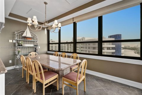 Condo in Miami Beach, Florida, 5 bedrooms № 2009375 - photo 12