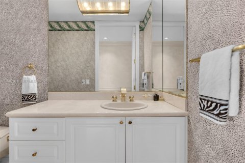 Condo in Miami Beach, Florida, 5 bedrooms № 2009375 - photo 17