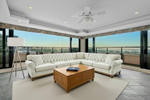 Condo in Miami Beach, Florida, 5 bedrooms № 2009375 - photo 14