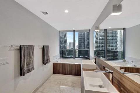Condominio en venta en Miami, Florida, 2 dormitorios, 134.34 m2 № 2034470 - foto 17