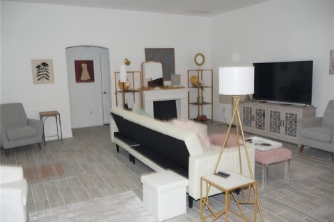 House in The Villages, Florida 3 bedrooms, 191.19 sq.m. № 1877282 - photo 8
