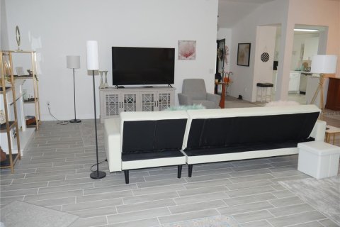 House in The Villages, Florida 3 bedrooms, 191.19 sq.m. № 1877282 - photo 9