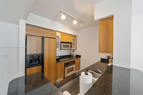 Condo in Miami, Florida, 1 bedroom  № 1925400 - photo 2