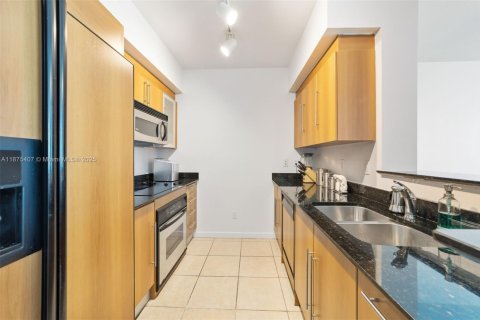 Condo in Miami, Florida, 1 bedroom  № 1925400 - photo 3