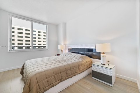Condo in Miami, Florida, 1 bedroom  № 1925400 - photo 8