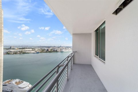 Condo in Miami, Florida, 1 bedroom  № 1925400 - photo 1