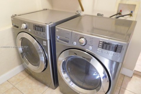 House in Hollywood, Florida 2 bedrooms, 77.11 sq.m. № 1952687 - photo 4